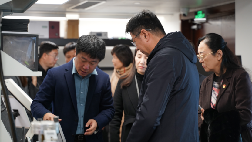 济南市委常委，纪委书记杨光忠莅临参观实验室