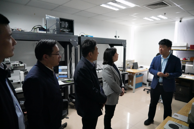 副区长洪露莅临参观实验室